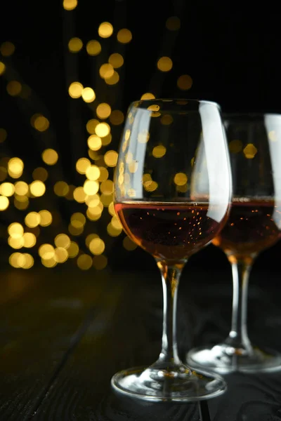 Dua Gelas Anggur Berkilau Atau Sampanye Untuk Merayakan Pesta Atau — Stok Foto
