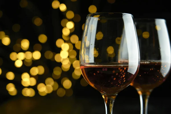 Dua Gelas Anggur Berkilau Atau Sampanye Untuk Merayakan Pesta Atau — Stok Foto