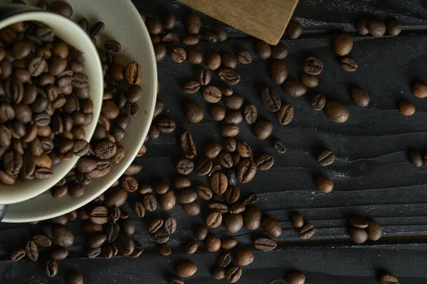 Taza Cerámica Llena Granos Café Negros Asados Fotografiados Tableros Madera Imagen de stock