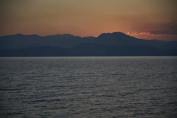 ณสว ยบสงบในทะเลสาบก บดวงอาท นเหน อเน นเขา าทะเลสาบ Garda กระจกส อบอ — ภาพถ่ายสต็อก