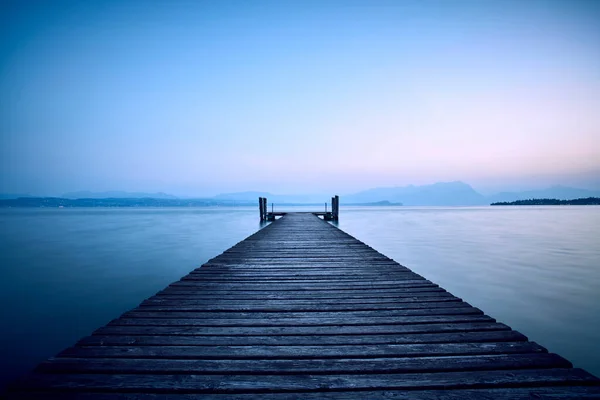 Vecchio Molo Legno Estende Nelle Limpide Acque Blu Del Lago — Foto Stock