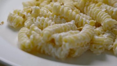 Cevizli Ricotta fusilli. Tipik İtalyan yemeği rulo makarna, taze peynir, kızarmış ve parçalanmış ceviz yağmuru. Buhar tabakası kendi kendine dönüyor..