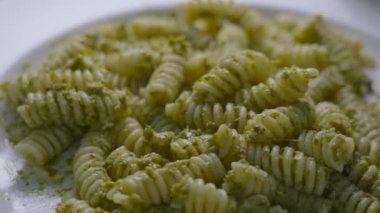 İtalyan kültürünün geleneksel bir makarna yemeği olan spagetti carbonara taze yumurta sarısı, orijinal rendelenmiş pecorino romano, çıtır pastırma ve karabiber..