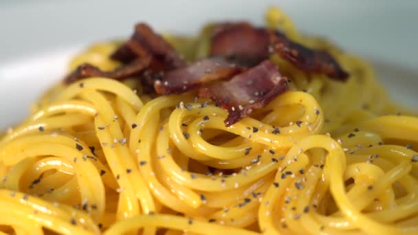 Σπαγγέτι Alla Carbonara Παραδοσιακό Πιάτο Ζυμαρικών Ιταλικής Καλλιέργειας Φτιαγμένο Φρέσκο — Αρχείο Βίντεο