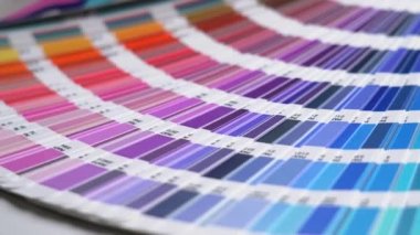 Yazdırma ve boyama için renk paleti rehberine yakın plan. Renk örnekleri kataloğunun yatay videosu grafik, resim ve yeni bir yaratıcı iş çalışması için seçilecek. 