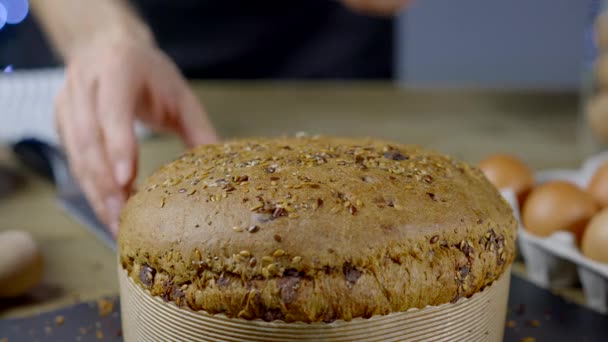 Mężczyzna Tnie Pokazuje Kawałek Domowej Roboty Płatków Śniadaniowych Ciasto Jest — Wideo stockowe
