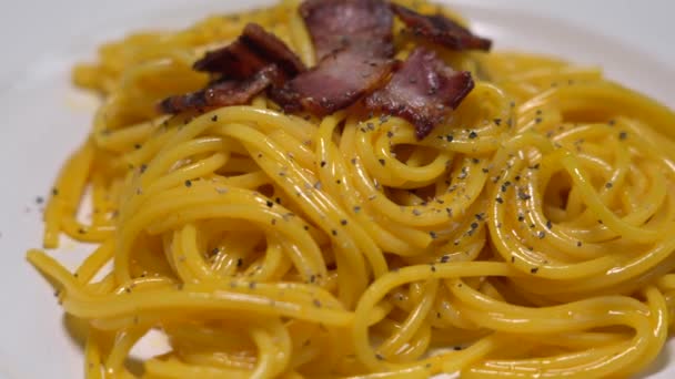 Σπαγγέτι Καρμπονάρα Παραδοσιακό Πιάτο Ζυμαρικών Ιταλικής Καλλιέργειας Φτιαγμένο Κρόκο Αυγού — Αρχείο Βίντεο