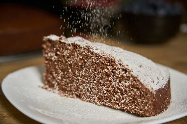 Une Femme Passionnée Cuisine Décore Une Tranche Gâteau Chocolat Fait — Photo