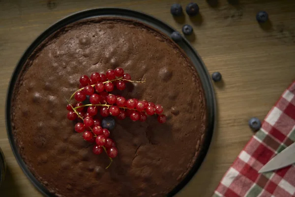 Женщина Страстью Кулинарии Украшает Шоколадный Торт Ручной Работы Своей Домашней — стоковое фото