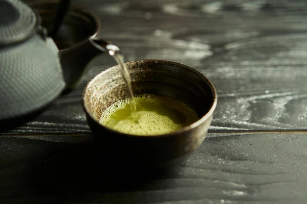 Verde Matcha Orgánico Japonés Taza Sobre Fondo Madera Negra Producto Imagen De Stock