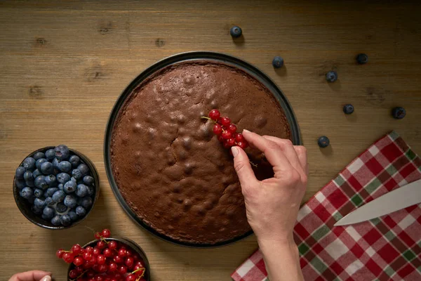 Женщина Страстью Кулинарии Украшает Шоколадный Торт Ручной Работы Своей Домашней — стоковое фото