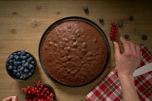 Wanita Dengan Gairah Untuk Memasak Menghias Kue Coklat Buatan Tangan — Stok Foto