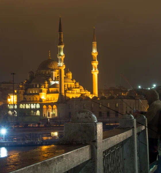 Новая мечеть и Галатский мост — стоковое фото