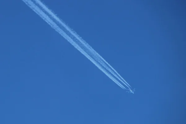 Avião no céu azul — Fotografia de Stock