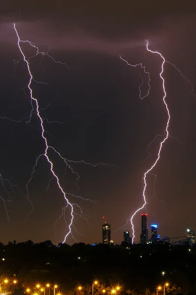 Lightning nad panoramę miasta — Zdjęcie stockowe