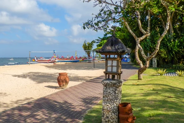 Relajarse en la playa de Sanur — Foto de Stock