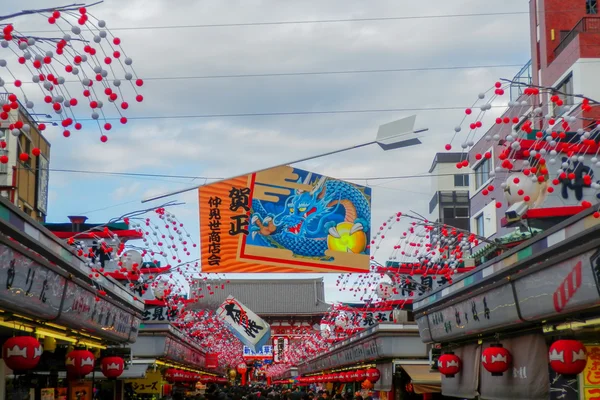 Asakusa Tapınağı'nda alışveriş caddesi — Stok fotoğraf