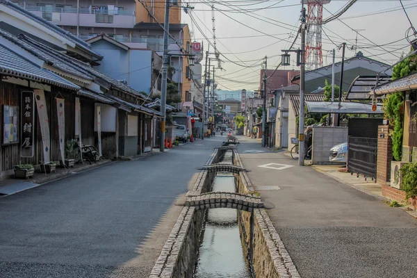 Παραδοσιακή ιαπωνική δρόμο με αγωγό — Φωτογραφία Αρχείου