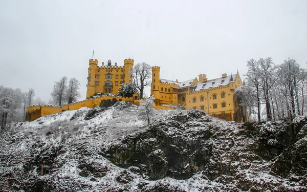 Hohenschwangau slott täcks av snö — Stockfoto