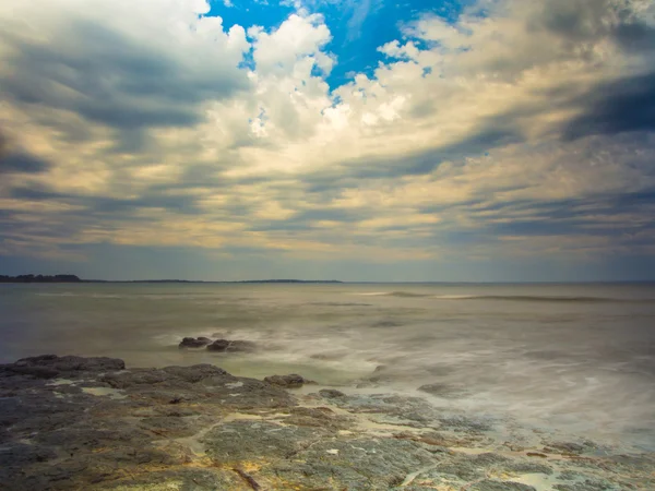 Playa y rocas del océano — Foto de Stock