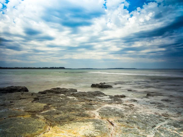 Playa y rocas del océano — Foto de Stock
