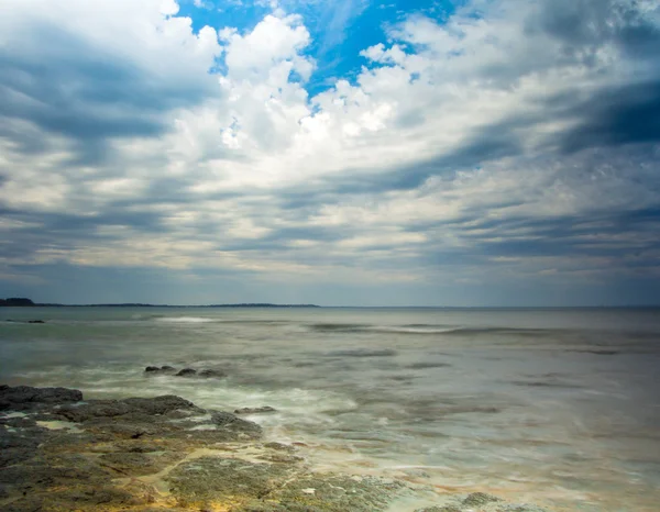 Plaj ve okyanus kayalar