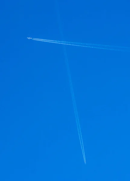 Przekraczania ścieżki samolotów w błękitne niebo — Zdjęcie stockowe