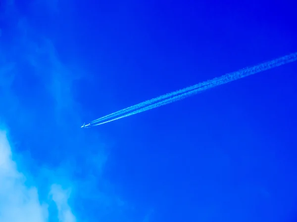 Avião no céu azul — Fotografia de Stock