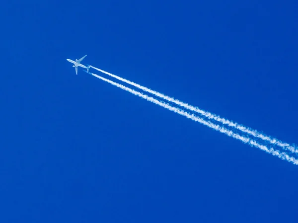 Aereo in cielo blu — Foto Stock