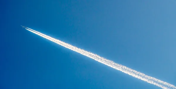 Vliegtuig in blauwe hemel — Stockfoto