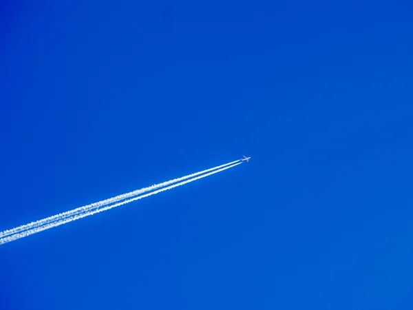 Avião no céu azul — Fotografia de Stock