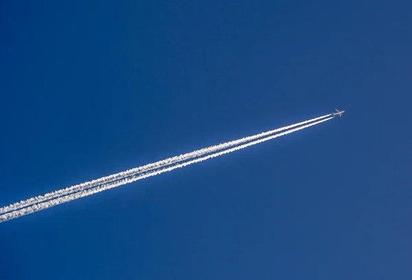 Avião no céu azul — Fotografia de Stock