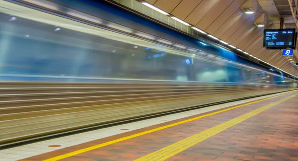 Tren istasyonundan kalkan yolcu treni