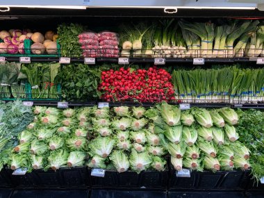 Markette taze sebzeler satılıyor. 