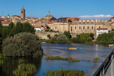 AVILA, SPAIN - Ağustos 2020, 14: Güneşli bir günde kanoların yönünü bulabileceği İspanya 'daki Alba de Tormes Köprüsü' nün seçici odak noktası