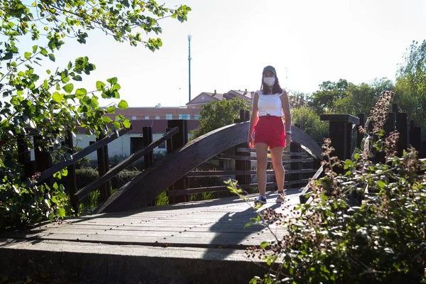 Jeune Fille Avec Masque Short Rouge Traversant Pont Bois Par — Photo