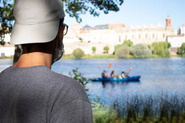 Jovem Assistindo Uma Canoa Passar Pelo Rio Alba Tormes Espanha — Fotografia de Stock