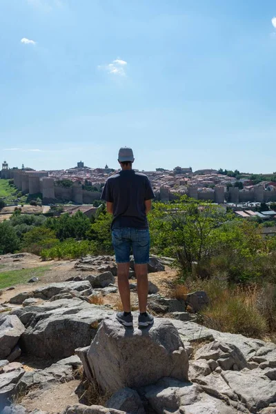 Joven Pantalones Cortos Observando Las Paredes Ávila España Vacaciones —  Fotos de Stock