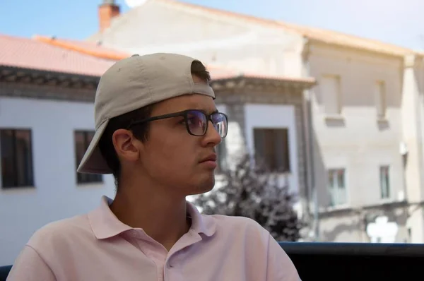 Focus Selettivo Ragazzo Che Indossa Cappello Una Polo Rosa Seduto — Foto Stock