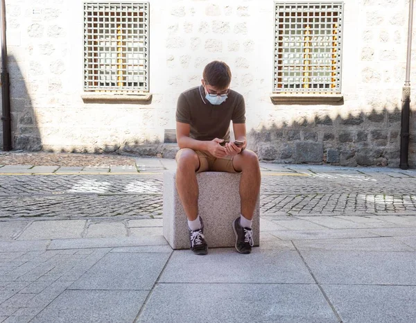 Jonge Man Zittend Een Steen Een Romaanse Stad Met Een — Stockfoto