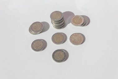 Beyaz bir arka plan, iş ve mali konsept üzerine profesyonel yatırım planlamasından elde edilen kâr artışı parası.