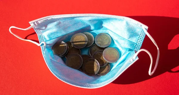 Enfoque Selectivo Las Monedas Dentro Una Máscara Salud Fondo Rojo — Foto de Stock