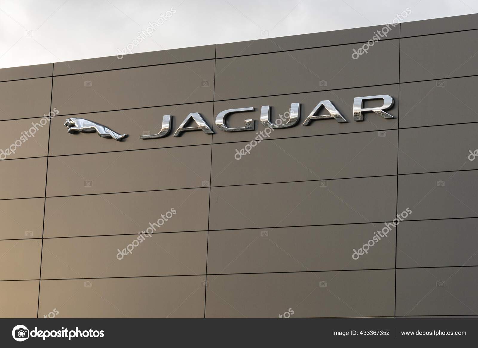 ブルゴス スペイン 年12月6日 英国のコヴェントリーに拠点を置く英国の多国籍自動車メーカーであるブルゴスのジャガーランドローバーディーラーのロゴ ストックエディトリアル用写真 C Veli G