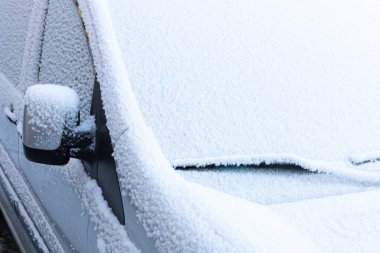 Kar kaplı bir kış günü, karlı bir konsept fotokopi alanı ile araba