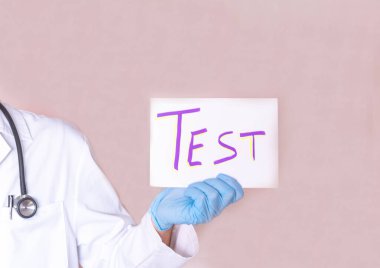Pembe arka planda steteskopu olan beyaz önlüklü bir doktorun seçici odak noktası. Eldivenli bir cerrahi eldiven. Sağlık tıbbı yardımı ya da protesto kavramında testi gösteren bir işaret.