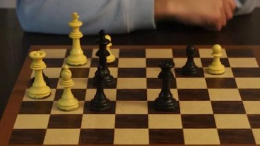 Genç bir adamın satranç hamlesi videosu beyaz taşların kazanmasıyla son buluyor.