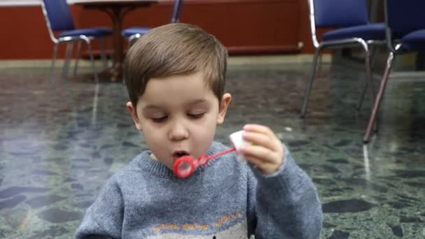 Video Där Ett Barn Njuter Att Göra Såpbubblor Med Leksak — Stockvideo