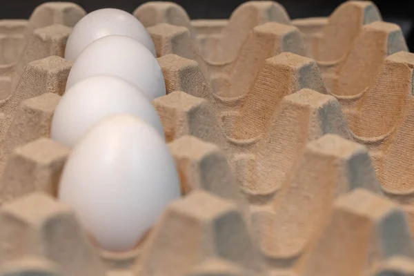 Enfoque Selectivo Una Fila Huevos Gallina Blanca Colocados Una Taza —  Fotos de Stock