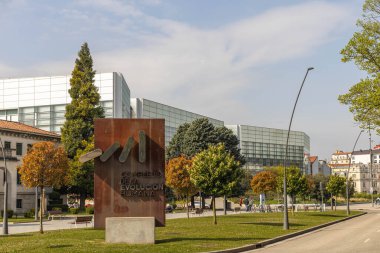 Burgos, İspanya - 9 Nisan 2021: Güneşli bir günde İspanya 'da İnsan Evrim Kompleksi Müzesi.