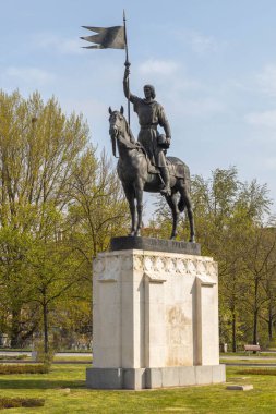 BURGOS, SPAIN - 9 Nisan 2021: Kont Diego Rodriguez 'in at sırtındaki heykeli Porcelos takma adıyla ve güneşli bir günde Burgos şehrini kurdu..